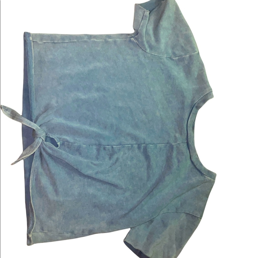 Cropped knotted tshirt